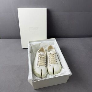 Maison Martin Margiela Tabi Split-Toe Low-Top Sneakers in Off-White